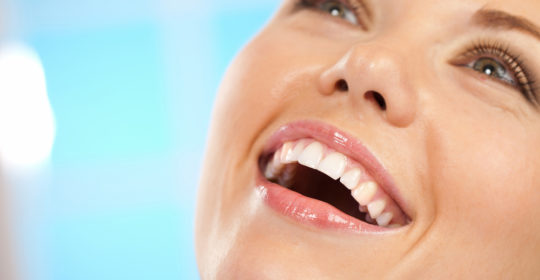 Demineralizacja zębów – czyli co zrobić, gdy nasze szkliwo jest osłabione?