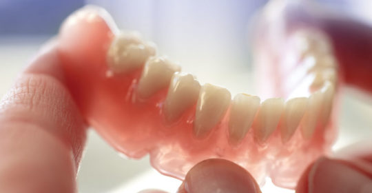 Źle dopasowana proteza zębowa – jak rozpoznać ten problem?