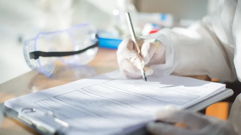 Pomoc doraźna na NFZ: co dentysta zrobi od razu, a co odłoży