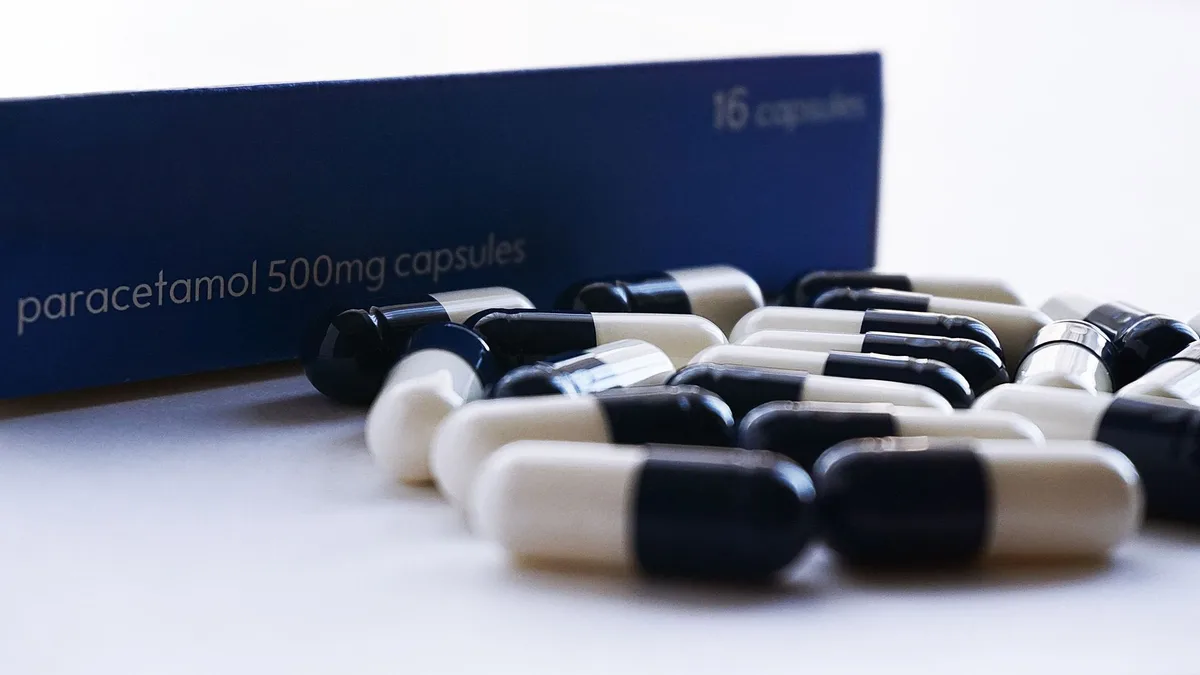 Paracetamol capsules in black and white, ideal for medical and pharmaceutical content.
