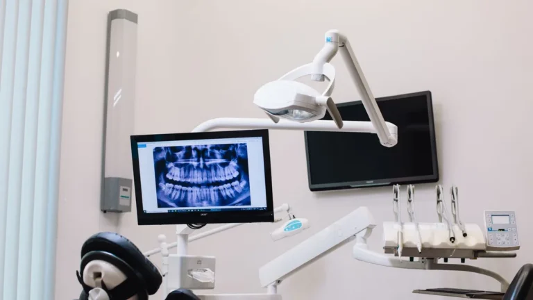 RTG zęba przy bólu: kiedy dentysta je zleca i czy jest na NFZ